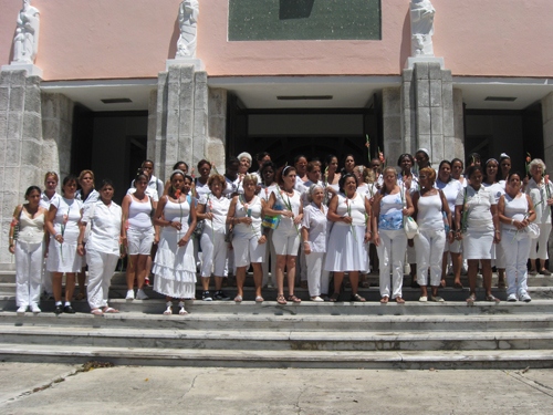 Damerna i vitt utanför Santa Rita-kyrkan i Havanna i maj 2010.
