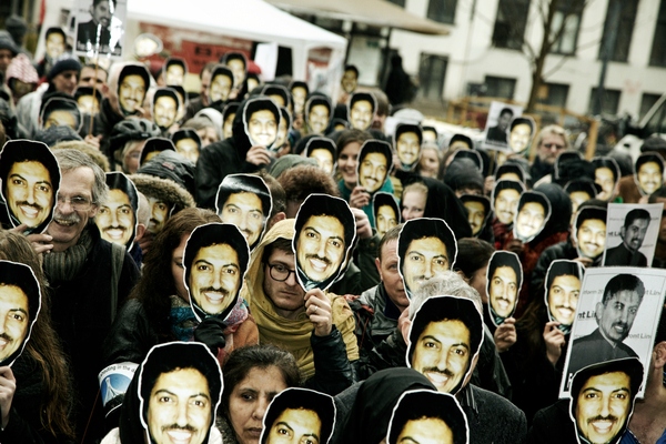 250 personer samlade till protest på Nytorvet i Köpenhamn den 13 april 2012. De håller upp den danske medborgaren Abdulhadi al-Khawajas bild. Han är en av Bahrains mest kända människorättsförsvarare.