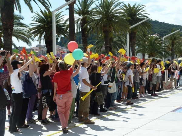 Marschen samlade omkring 500 personer som gick till strandpromenaden Riva.