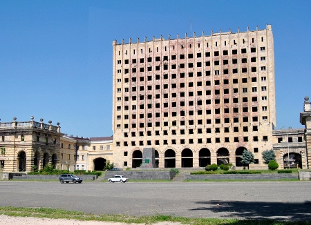 Parlamentsbyggnaden i Suchumi påminner om kriget 1992-1993.