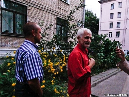 Ales Bialiatski, ordförande i Vjasna i Vitryssland, förs bort av polis den 4 augusti 2011. Han dömdes senare till fängelse.