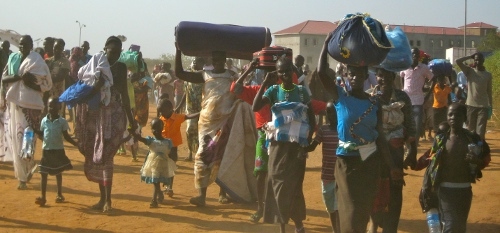 Flyktingar strömmar in på FN-basen i Juba. Många försökte ta med sig vatten, kläder eller andra förnödenheter.