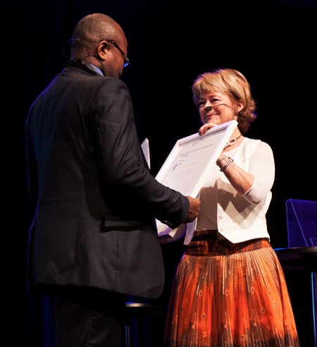 Justine Ijeomah tar emot Per Anger-priset av kulturminister Lena Adelshon Liljeroth under MR-dagarna i Stockholm.