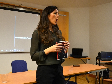 Catherine Harrington presenterar filmen den 24 februari.