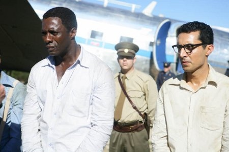Nelson Mandela (Idris Elba) och Ahmed Kathrada (Riaad Moosa) var två av de ANC-ledare som dömdes i Rivonia-rättegången 1963-1964 till långa fängelsestraff.