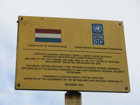 Flera skyltar i Srebrenica visar att den holländska staten är inblandat i arbetet med att bygga upp regionen igen.