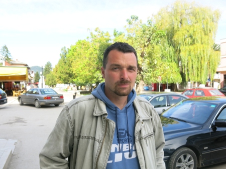 Cedomir Glavas arbetar för organisationen Odisej, som bland annat arrangerar idrottstävlingar för bosniakiska och bosnienserbiska barn och ungdomar.