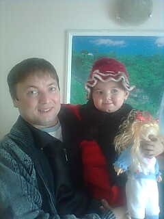 Dilmurat Khaidarov år 2010 med sin dotter. Nu är han dömd till sju års fängelse.