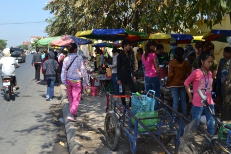 Lunchrast för textilarbetare som arbetar vid fabriker i huvudstaden Phnom Penh som levererar till H&M.