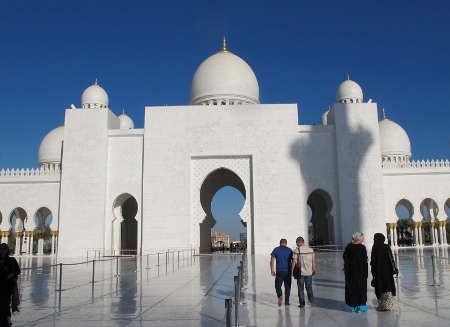 Mausoleet efter  schejk Zayed bin Sultan Al Nahyan kan ta emot 40 000 besökare på en gång.