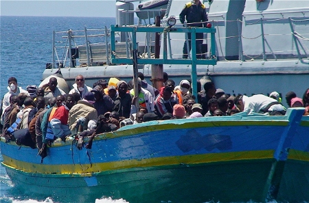 Flyktingar på väg in mot land vid ön Lampedusa i Italien.