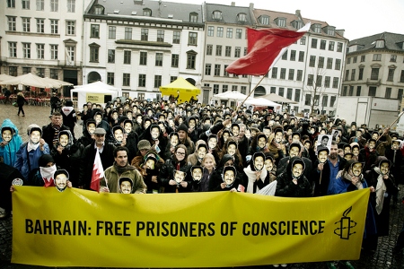 250 personer i en Amnesty-demonstration på Nytorvet i Köpenhamn den 13 april 2012 med krav på att Abdulhadi al-Khawaja och alla andra samvetsfångar i Bahrain ska friges.
