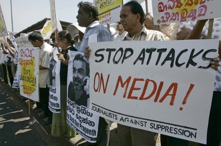 Journalister i Sri Lankas huvudstad Colombo demonstrerar den 8 februari 2010 mot att chefredaktören på en oppositionstidning hade gripits. 