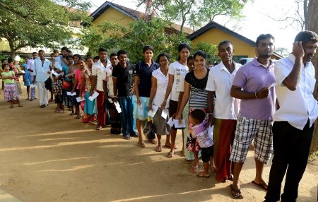 Köer utanför vallokal i Tangalla, 20 mil från Sri Lankas huvuvudstad Colombo. Den 8 januari hölls presidentval i Sri Lanka.