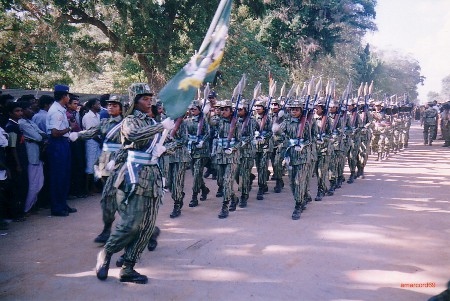  LTTE byggde under flera årtionden upp en de facto-stat i norra och östra Sri Lanka. Här en parad med kvinnliga soldater i  Killinochchi år 2002. 