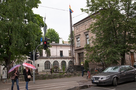 Regnbågsflaggan vajar vid Pride House.