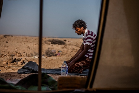 Flykting från Jemen ber utanför sitt tält i Markazi flyktingläger nära staden Obock i Djibouti.