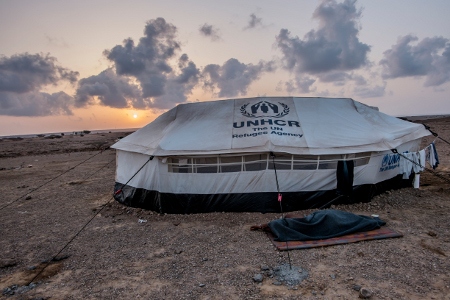  På grund av den mycket starka värmen väljer många av flyktingarna att sova utanför tältet i lägret i Markazi.