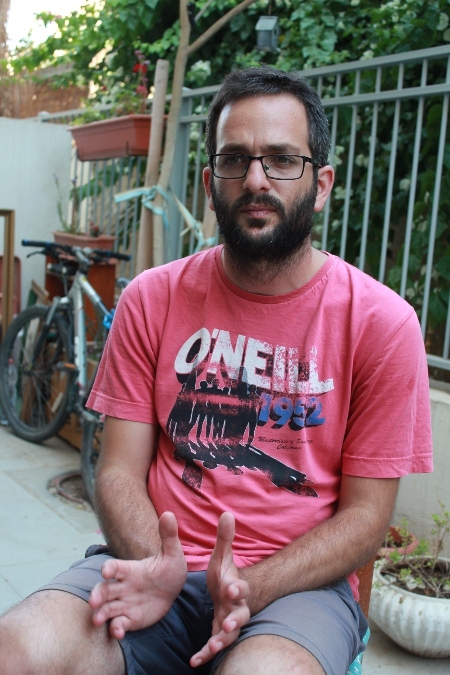 29-årige Nadav Weiman är en före detta prickskytt i israeliska armén. Han gav sitt vittnesmål till Breaking the Silence 2011 och har valt att vara offentlig. Något som inneburit mängder av hat-mejl, utskällningar och folk som har sagt upp bekantskapen.