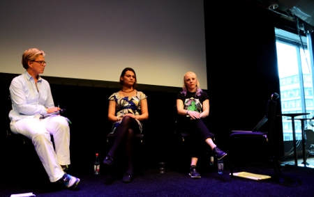 Från vänster: Moderator Helena Westin (ledamot i RFSL:s internationella utskott), Magdalina Williamson och Elin Lilijenbladh.