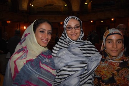 Rabab Amidane, Aminatou Haidar och Senia Bachir på plats i riksdaghuset.
