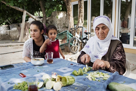 På värdshuset Hasbahçe förbereder mormor Emine kvällens middag med barnbarnen Iknur,13, och Muhammed Tarik,3.