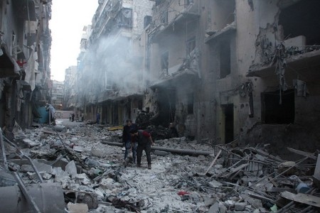Rebellkontrollerade områden i Aleppo utsätts för regimens attacker. Vid en missilattack mot stadsdelen Salahideen den 3 april 2015 dödades fem personer.