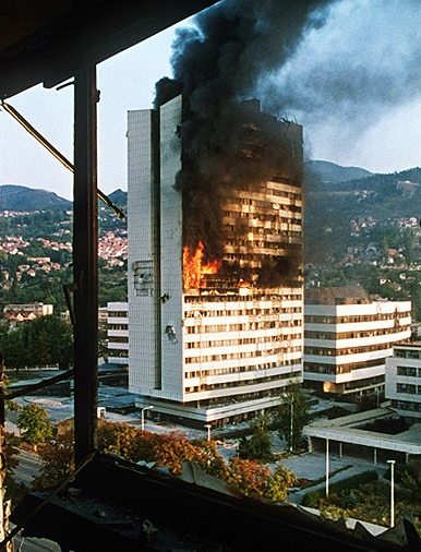 En byggnad i Sarajevo brinner efter att ha blivit beskjuten av stridsvagnar i början av kriget år 1992. Belägringen skulle sedan pågå till 199