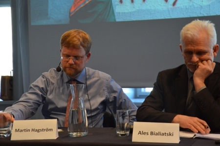 Ales Bialiatski hade velat se tydligare krav på förbättringar av människorättssituationen i Vitryssland i utbyte mot att EU-sanktionerna hävdes. Till vänster Martin Hagström, ambassadör för EU:s Östliga partnerskap.