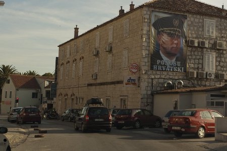 General Ante Gotovina hyllas på en affisch i den kroatiska staden Makarsa år 2011.