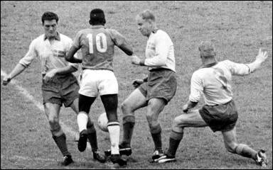 Brasiliens Pelé mot svenska försvarare i VM 1958. 