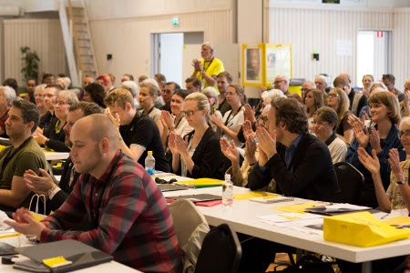 Deltagarna i årsmötet ska besluta om "långsiktig riktning" för svenska Amnesty år 2027.