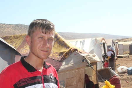 Nasser Hajj lever med sin familj i ett informellt läger på Sinjar-berget sedan augusti 2014.