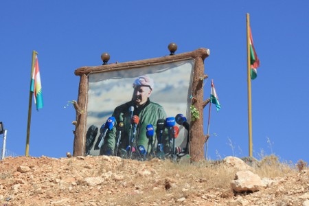 En affisch på KRG:s president, KDP-ledaren Massoud Barzani, på en av Sinjar-bergets toppar. 