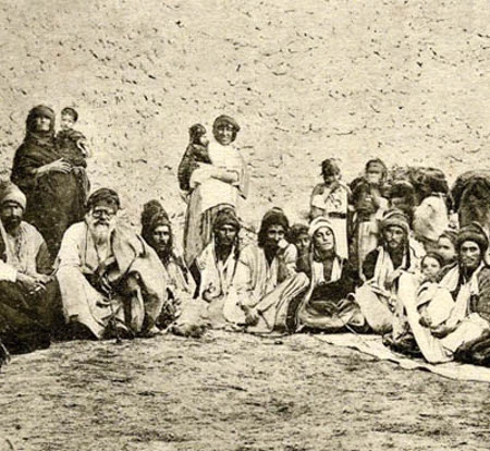 Yazidier på Sinjarberget på 1920-talet. Yazidierna har bott här i hundratals år men den 3 augusti 2014 intog IS, Islamiska staten, området och fördrivning och massmord inleddes.
