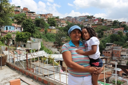 Carolina Sojo med sitt och Gilberto Sojos yngsta barn, utanför deras hem i San Agustin.