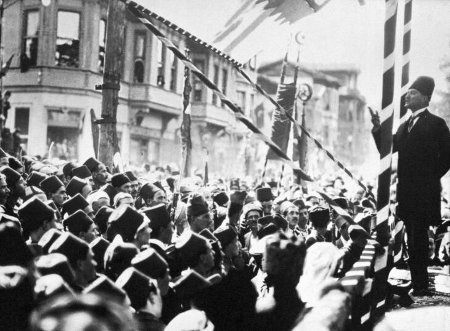 Kemal Atatürk håller tal i Bursa 1924, året efter att den turkiska republiken utropats.