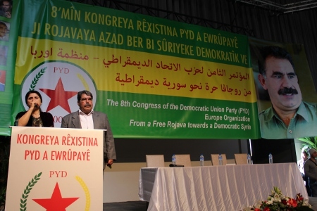 Partiledarna Asiya Abdyullah och Saleh Muslim med PKK-ledaren Abdullah Öcalan på bild i bakgrunden.