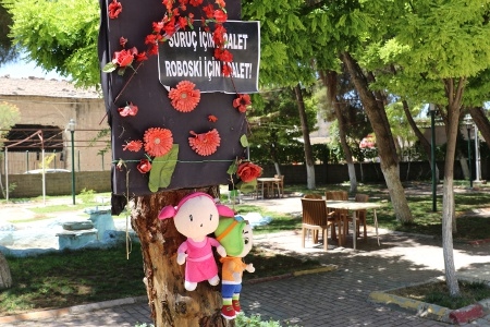 Här i en trädgård i Suruç dog 34 människor den 20 juli 2015 i en bombattack från IS.