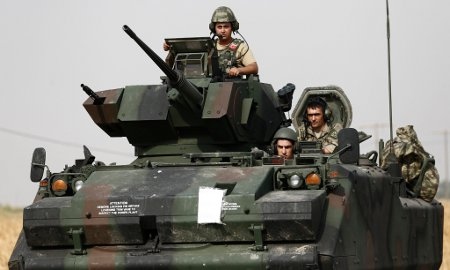 Turkiska stridsvagnar på väg mot Syrien den 26 augusti för att attackera Jarablus.