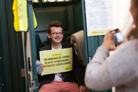 Tobias Rahm från Länsstyrelsen i Jönköping vill lyfta fram de grundläggande sociala rättigheterna. Nödvändigheten med en toalett tar många för given, men för vissa är det en bostad, också i Sverige, säger han vid ett besök i Amnestys monter. 