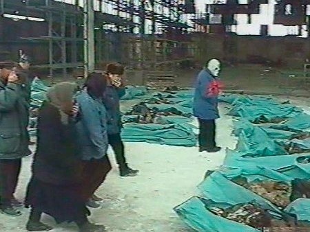 Släktingar till ”försvunna” personer försöker identifiera kroppar i en byggnad i centrala Groznyj i andra krigets början. En massgrav med 51 kroppar hade upptäckts i byn Dachnyi Poselok nära den ryska militärbasen i Khankala. Flera av kropparna rapporteras bära vittne om tortyr och stympning. 