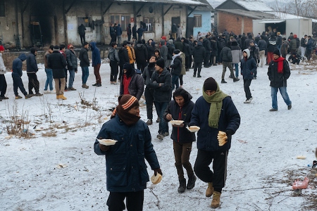 En gång om dagen delar en hjälporganisation ut varm soppa till de 700 unga män och pojkar, de flesta från Afghanistan och Pakistan som finns i lagerlokalerna bakom Belgrads järnvägsstation. 