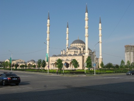 Achmat Kadyrov-moskén i Groznyj är en av de storslagna byggnader som har byggts i Tjetjeniens huvudstad.