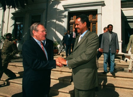 Eritrea hade goda förbindelser med USA. Här ett möte mellan USA:s försvarsminister Donald Rumsfeld och president Isaias Afewerki i december 2002. 