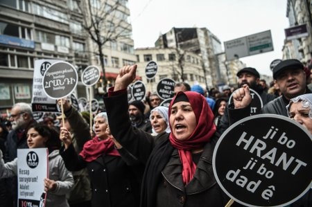 ”VI ÄR ALLA HRANT”. Tusentals personer samlades i Istanbul den 19 januari på tioårsdagen av mordet på Hrant Dink.