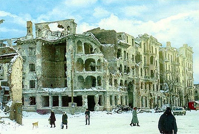 Regeringsbyggnaden i Tjetjeniens huvudstad Groznyj förstördes under kriget. 