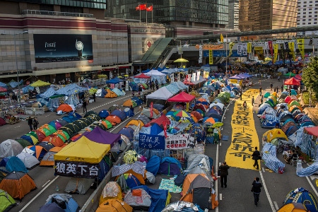 ”Stöd studenterna. Jag vill ha allmän rösträtt. Civilmotstånd” står det på banderollen vid tältlägret i Hongkong den 8 december 2014.
