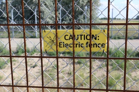Det “intelligenta stängslet” är också elektrifierat, för att hålla borta flyktingar. Men ingen vet med hur många volt.