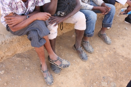 Unga män som flytt från Eritrea för att undvika militärtjänst och som anlänt till staden Adinbried i Etiopien.